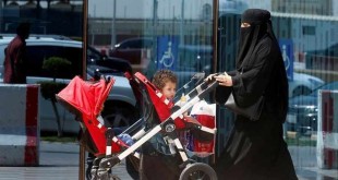 A Saudi woman pushes a stroller carrying her children in Riyadh, Saudi Arabia September 27, 2017.  REUTERS/Faisal Al Nasser - RC163DF9EDF0