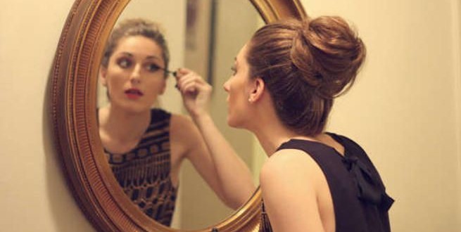 لهذا السبب…دراسة أمريكية تحذّر من النظر في المرآة لأكثر من 3 دقائق ...
