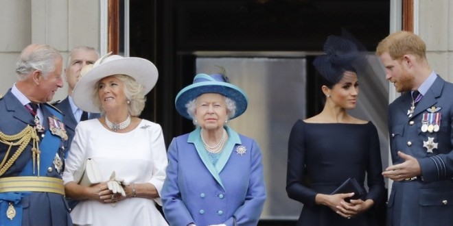 ملكة بريطانيا تحظر على زوجة حفيدها زيارتها بالجينز الممزق