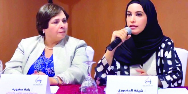 دبي في 22 مايو/ وام / شاركت مُؤسسة دُبيّ لرعاية النّساء والأطفال في الحلقة البحثية الإقليمية التي ينظمها الاتحاد الكويتي للجمعيات النّسائية حول "العنف ضد النساء والفتيات.. أسبابه وعواقبه" في منطقة الشرق الأوسط وشمال إفريقيا بالتعاون مع معهد جنيف لحقوق الإنسان بسويسرا.
حضر الحلقة البحثية ريم السالم المقررة الخاصة للأمم المتحدة المعنية بمسألة العنف ضد النساء والفتيات في الكويت.
واستعرضت سعادة شيخة سعيد المنصوري مُدير عام مُؤسسة دُبيّ لرعاية النّساء والأطفال بالإنابة في جلسة بعنوان " سبل المضي قدما للقضاء على العنف ضد المرأة" تجربة المؤسسة ودورها في تعزيز الوعي المجتمعي بشأن قضايا العنف ضد المرأة ، وسلطت الضوء على أبرز البرامج والمبادرات التي أطلقتها المؤسسة بغرض مكافحة العنف الأسري والعنف ضد المرأة عموما.
وركزت سعادة المنصوري على أهمية القضاء على العنف ضد المرأة ودور توقف العنف في تقدم الدول والشعوب وارتقائها في المجالات الإنسانية والاجتماعية ومساهمتها في المجالات العلمية والمعرفية المختلفة والتقنية والذكاء الاصطناعي.
وشددت على أن العنف يمثل أحد أهم معوقات نمو المرأة  وتطورها واضطلاعها بدورها الهام في بناء أجيال الغد ليساهموا في نماء وتطور مجتمعاتهم وتقدُّم أممهم كما حذرت خلال