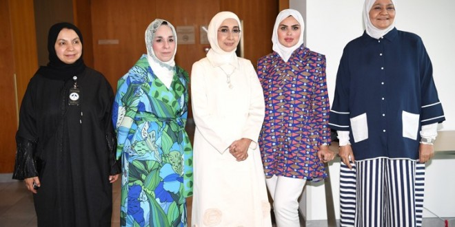 تماضر العمر متوسطة عددا من الحاضرات خلال الورشة(قاسم باشا)