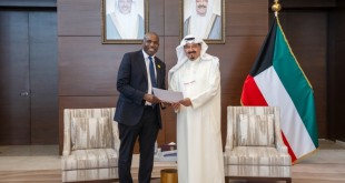 2 / 2 رئيس مجلس الوزراء سمو الشيخ أحمد العبدالله يتسلم الرسالة من وزير العدل ونائب رئيس الوزراء في المملكة المتحدة اللورد المستشار ديڤيد لامي