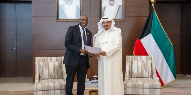 2 / 2 رئيس مجلس الوزراء سمو الشيخ أحمد العبدالله يتسلم الرسالة من وزير العدل ونائب رئيس الوزراء في المملكة المتحدة اللورد المستشار ديڤيد لامي