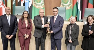 مندوبنا الدائم لدى جامعة الدول العربية السفير طلال المطيري يتسلم تكريم وزيرة الدولة لشؤون التنمية والاستدامة د.ريم الفليج