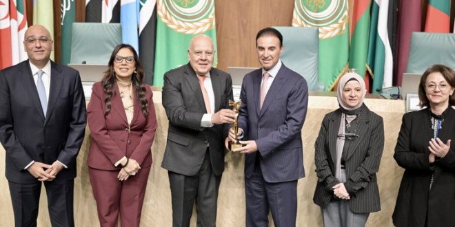 مندوبنا الدائم لدى جامعة الدول العربية السفير طلال المطيري يتسلم تكريم وزيرة الدولة لشؤون التنمية والاستدامة د.ريم الفليج